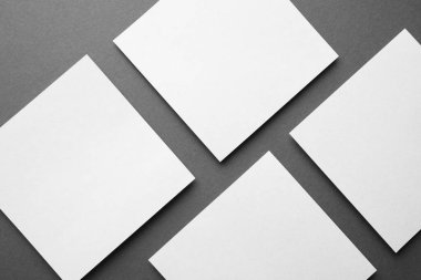 Koyu gri arkaplan üzerine boş not kağıtları, düz yatış. Tasarım için hazırlan