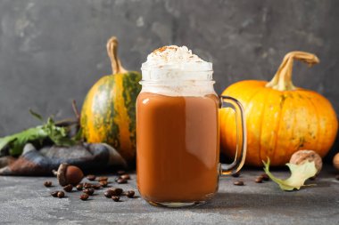 Gri masada lezzetli balkabağı aromalı latte ile Mason kavanozu