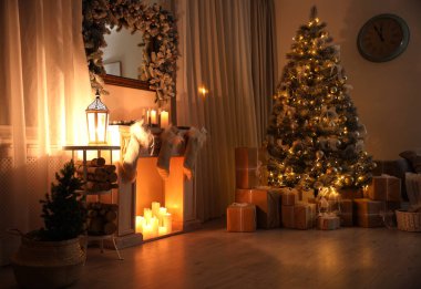 Dekoratif şöminesi ve güzel Noel ağacı olan şık bir iç mekan.