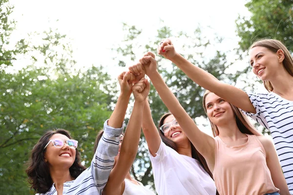 Šťastné ženy zvedají ruce. Girl power concept — Stock fotografie