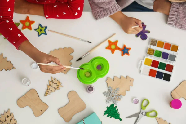 Niños haciendo manualidades de Navidad en la mesa, vista superior — Foto de Stock