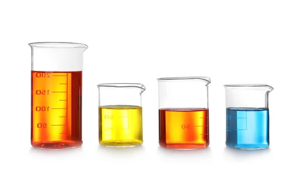 Vidros de laboratório com líquidos coloridos sobre fundo branco — Fotografia de Stock