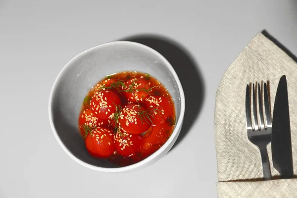 Sopa sabrosa con tomates blanqueados en mesa ligera, por encima de la vista — Foto de Stock