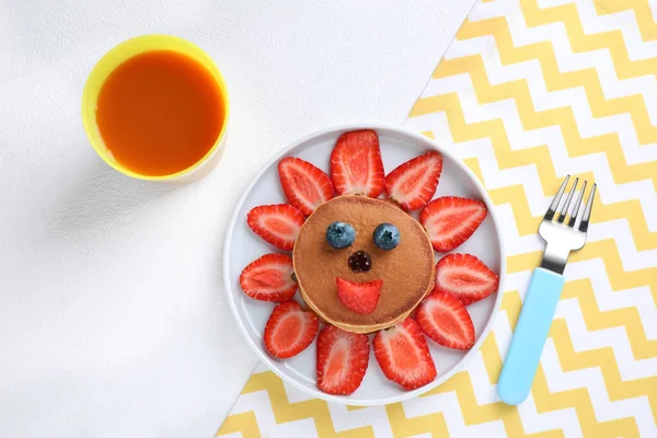 Pancake lezat disajikan dengan buah beri dan jus di atas meja putih, berbaring datar. Ide kreatif untuk sarapan anak-anak — Stok Foto