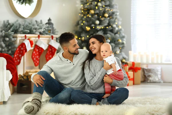 Familia feliz con bebé lindo en casa. Celebración de Navidad — Foto de Stock