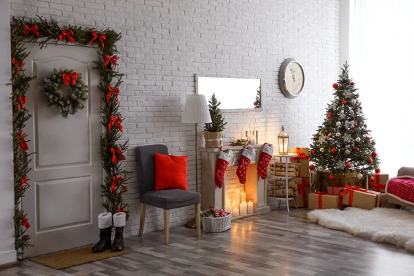 Interior elegante com bela árvore de Natal e lareira decorativa — Fotografia de Stock