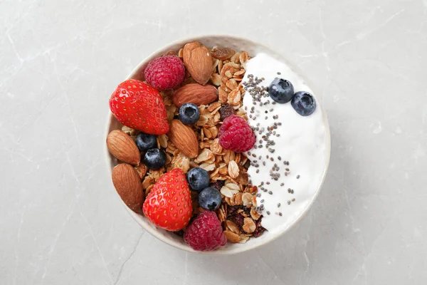 Sabrosa granola casera servida sobre mesa de mármol, vista superior. Desayuno saludable — Foto de Stock
