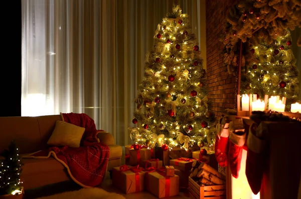 Intérieur élégant de la chambre avec beau sapin de Noël en soirée — Photo