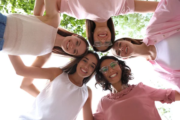 Boldog nők csatlakoztak körbe a szabadban, alsó nézet. Lány erő koncepció — Stock Fotó