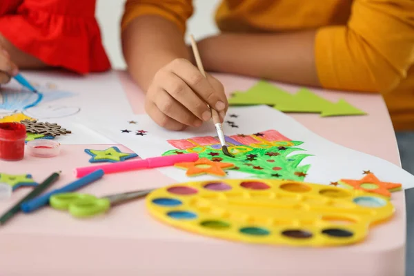 Niños pequeños dibujando en la mesa adentro, de cerca. Temporada de Navidad — Foto de Stock