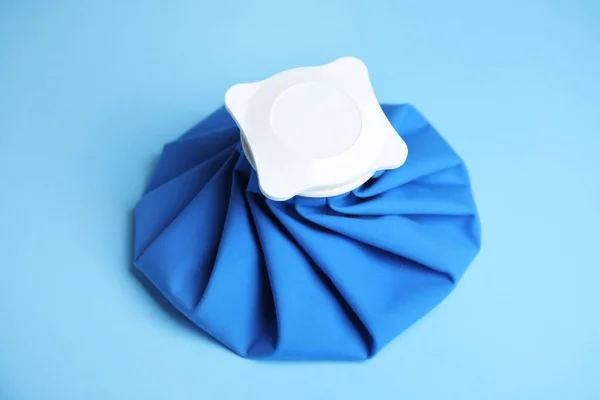 Ice pack on blue background. Cold compress — Stock Photo, Image
