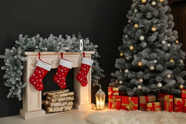 Stylowe wnętrze świąteczne z ozdobioną jodłą i kominkiem — Zdjęcie stockowe