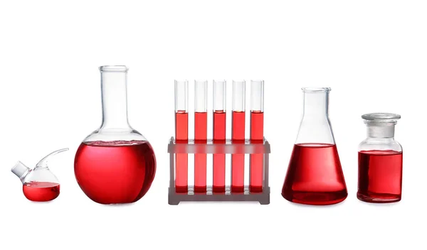 Set de cristalería de laboratorio con líquido rojo sobre fondo blanco — Foto de Stock