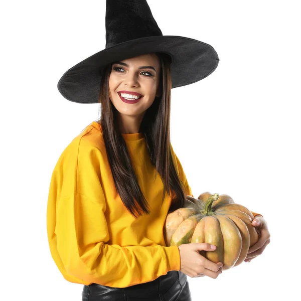 Mulher bonita vestindo traje de bruxa com abóbora para festa de Halloween no fundo branco — Fotografia de Stock