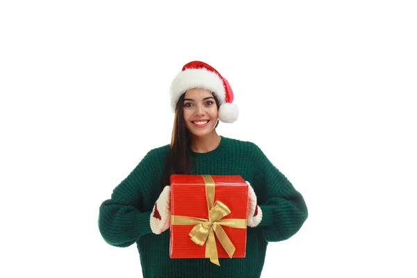 Mujer joven feliz en sombrero de Santa con regalo de Navidad sobre fondo blanco —  Fotos de Stock