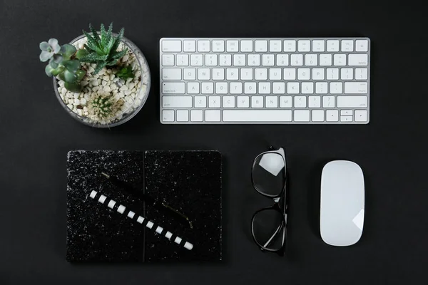 Composition à plat avec clavier d'ordinateur et ordinateur portable sur fond noir. Lieu de travail du graphiste — Photo