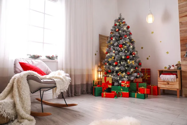 Elegante habitación interior con hermoso árbol de Navidad y cajas de regalo —  Fotos de Stock