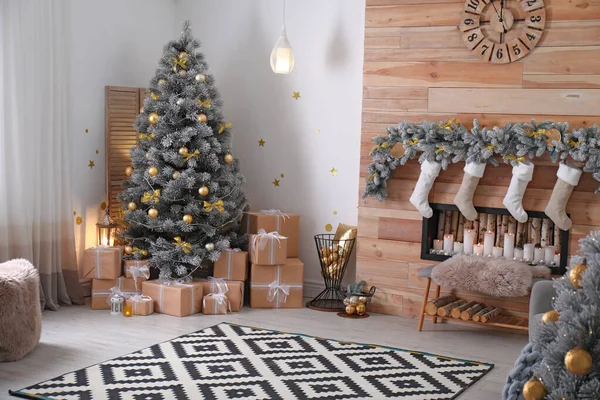 Stilvolles Interieur mit wunderschönem Weihnachtsbaum und dekorativem Kamin — Stockfoto