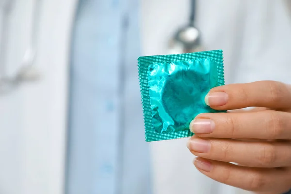 コンドームを持ってる女医さんだ安全なセックスの概念 — ストック写真