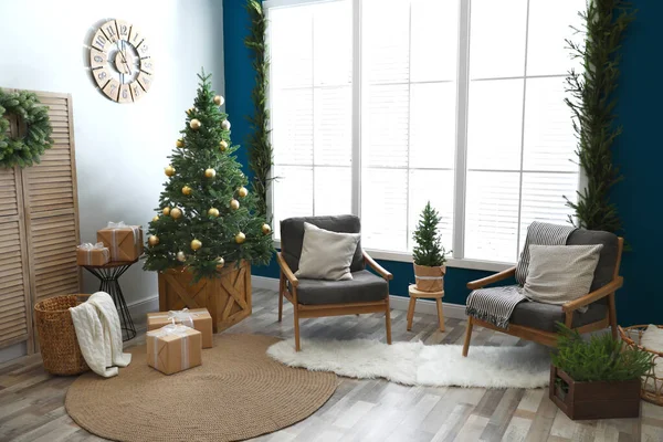 Gyönyörű belső tér díszített karácsonyfával a nappaliban — Stock Fotó