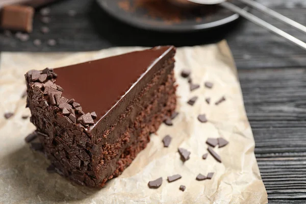 Delicioso pastel de chocolate fresco en la mesa de madera, primer plano — Foto de Stock