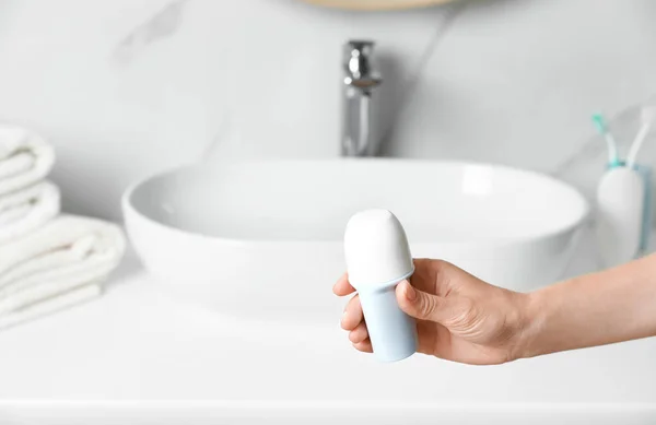 Женщина с дезодорантом в ванной, вид крупным планом. Пространство для текста — стоковое фото