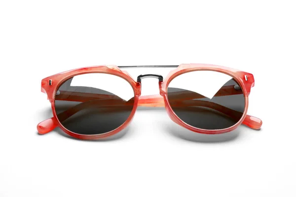 Elegantes gafas de sol sobre fondo blanco. Accesorio de moda —  Fotos de Stock