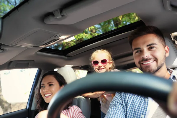 Famiglia felice in auto in viaggio — Foto Stock