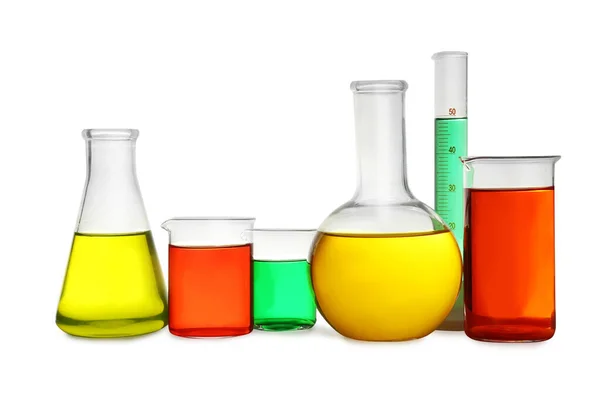 Perangkat gelas laboratorium dengan cairan berwarna-warni pada latar belakang putih — Stok Foto