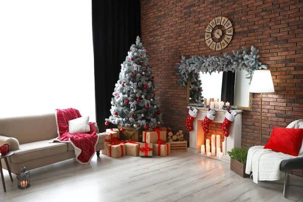 Interior elegante quarto com bela árvore de Natal — Fotografia de Stock