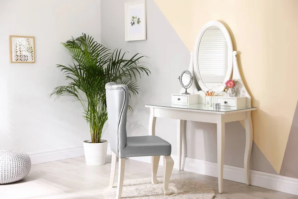 Стильный интерьер комнаты с современным туалетным столиком и элегантным стулом — стоковое фото