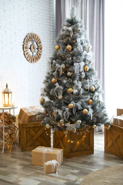 Elegante interior con árbol de Navidad decorado en sala de estar —  Fotos de Stock