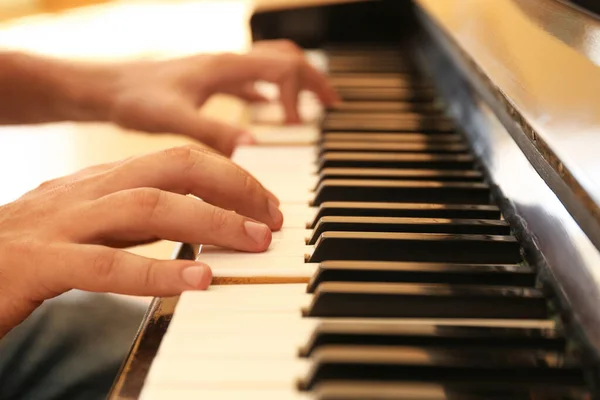 Facet gra na pianinie w domu, zbliżenie. Lekcja muzyki — Zdjęcie stockowe