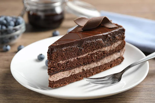Νόστιμο κέικ σοκολάτας σερβίρεται σε ξύλινο τραπέζι — Φωτογραφία Αρχείου