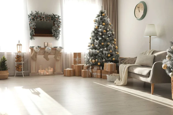 Elegante interno di Natale con bellissimo albero decorato e camino — Foto Stock