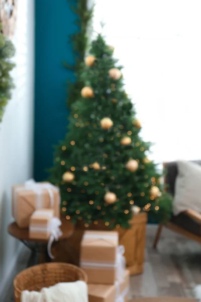 Размытый вид украшенной елки в гостиной — стоковое фото