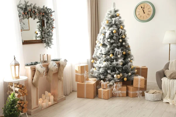 Stilvolles Weihnachtsinterieur mit schön geschmücktem Baum und Kamin — Stockfoto