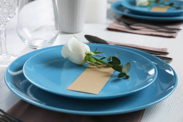 Elégant décor de table de fête avec carte blanche sur table en bois blanc — Photo