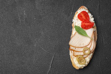 Koyu masada nefis tavuk bruschetta, üst manzara. Metin için boşluk