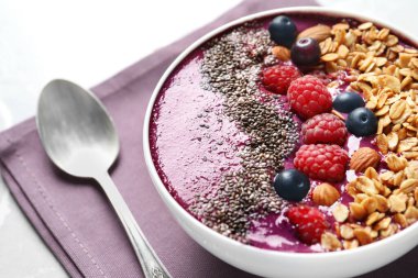 Granola ve böğürtlenli nefis acai smoothie, masada, yakın plan.