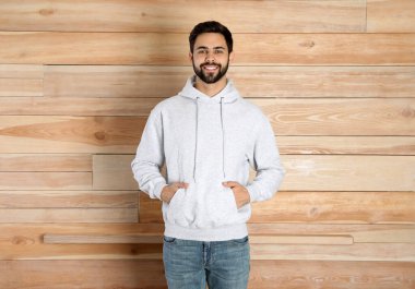 Ahşap duvarda süveter li genç adamın portresi. Tasarım için alay