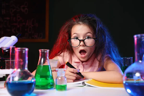 Barn gör kemisk forskning i laboratorium. Farligt experiment — Stockfoto