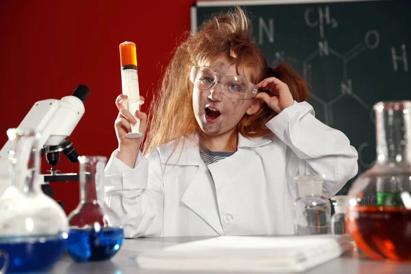 Barn gör kemisk forskning i laboratorium. Farligt experiment — Stockfoto