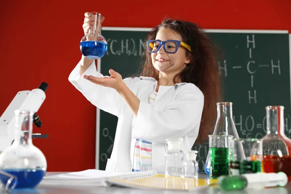Enfant faisant de la recherche chimique en laboratoire. Expérience dangereuse — Photo