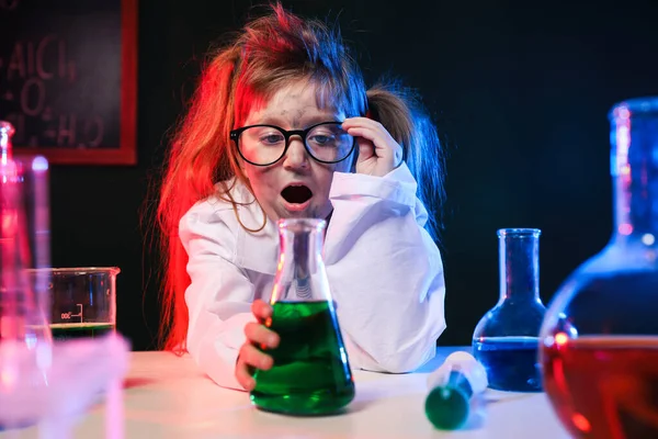 Ребенок проводит химические исследования в лаборатории. Опасный эксперимент — стоковое фото