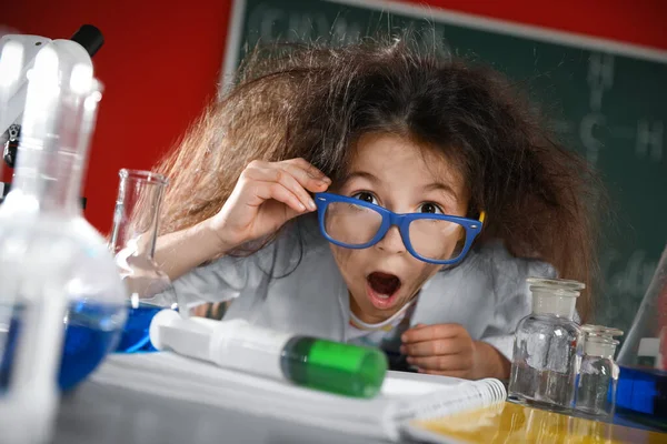 Känslomässigt barn i laboratorium efter explosion. Farligt experiment — Stockfoto