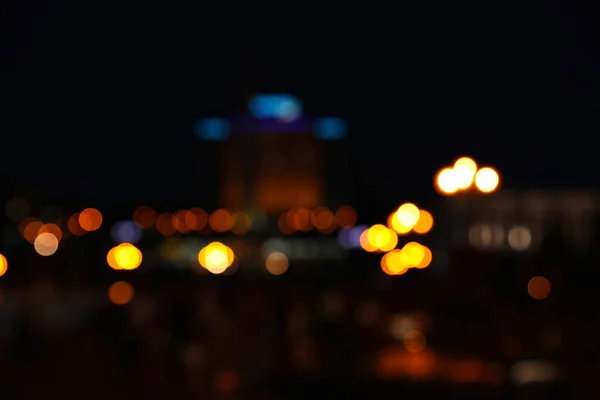 Θαμπή θέα της όμορφης πόλης τη νύχτα. Επίδραση bokeh — Φωτογραφία Αρχείου