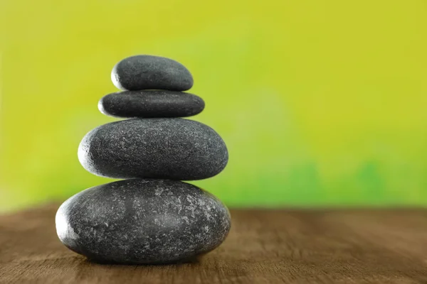 Steinstapel auf dem Tisch vor verschwommenem grünen Hintergrund, Platz für Text. zen-Konzept — Stockfoto