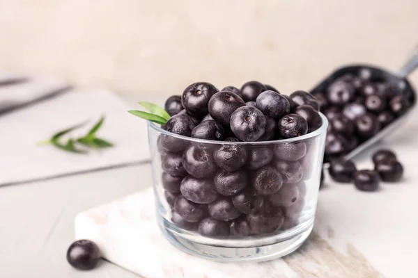 Verre de baies d'açai frais à bord, gros plan. Espace pour le texte — Photo