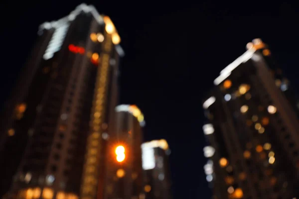 Размытый вид на ночной городской пейзаж с эффектом боке — стоковое фото